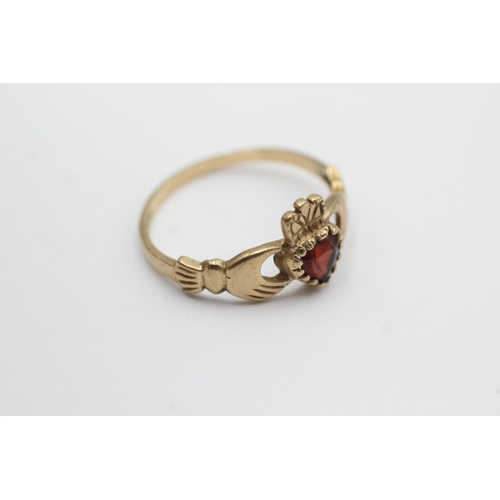 1026 - A hallmarked Birmingham 9ct gold garnet claddagh ring, size R½ - approx. gross weight 2 grams