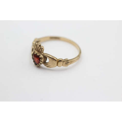 1026 - A hallmarked Birmingham 9ct gold garnet claddagh ring, size R½ - approx. gross weight 2 grams