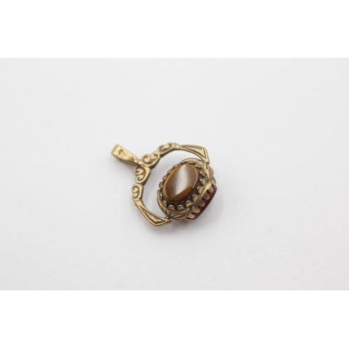 1027 - A 9ct gold onyx, carnelian and tiger's eye spinner fob pendant - approx. gross weight 2.2 grams