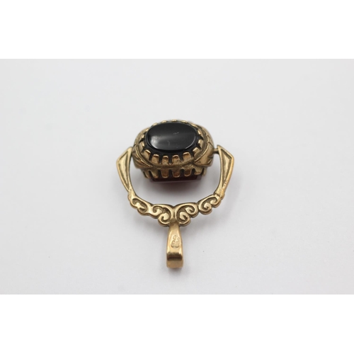 1027 - A 9ct gold onyx, carnelian and tiger's eye spinner fob pendant - approx. gross weight 2.2 grams