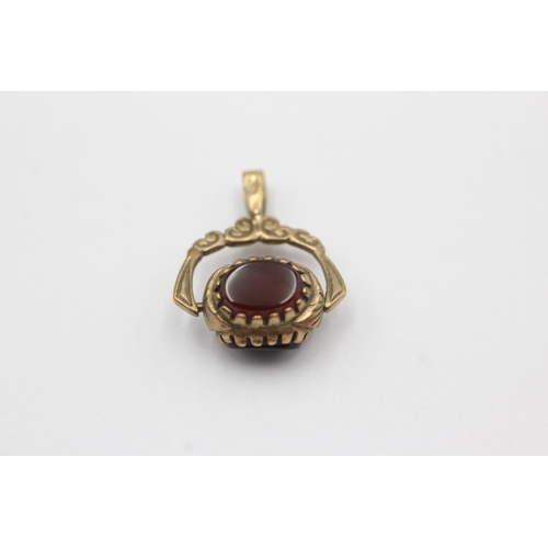 1027 - A 9ct gold onyx, carnelian and tiger's eye spinner fob pendant - approx. gross weight 2.2 grams