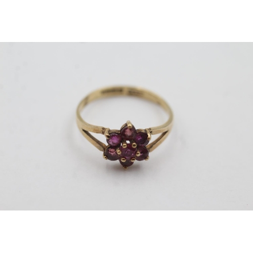 1042 - A 9ct gold ruby floral cluster ring, size M - approx. gross weight 1.6 grams