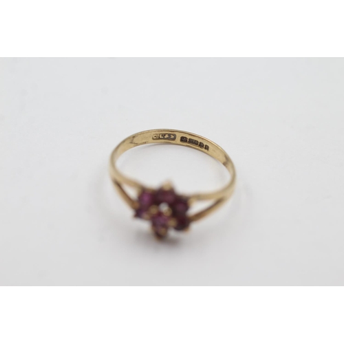 1042 - A 9ct gold ruby floral cluster ring, size M - approx. gross weight 1.6 grams