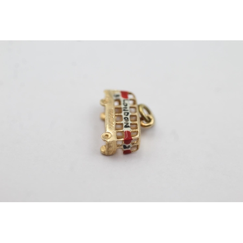 1046 - A hallmarked London 9ct gold enamelled London bus charm - approx. gross weight 0.9 grams