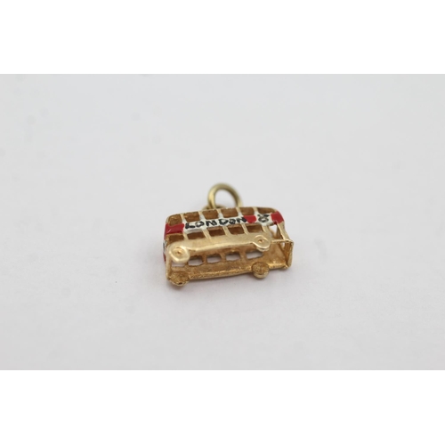 1046 - A hallmarked London 9ct gold enamelled London bus charm - approx. gross weight 0.9 grams