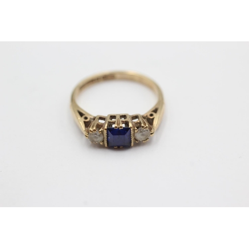 1050 - A hallmarked Birmingham 9ct gold sapphire and synthetic spinel trilogy ring, size M - approx. gross ... 