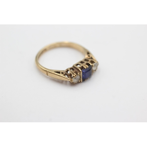 1050 - A hallmarked Birmingham 9ct gold sapphire and synthetic spinel trilogy ring, size M - approx. gross ... 