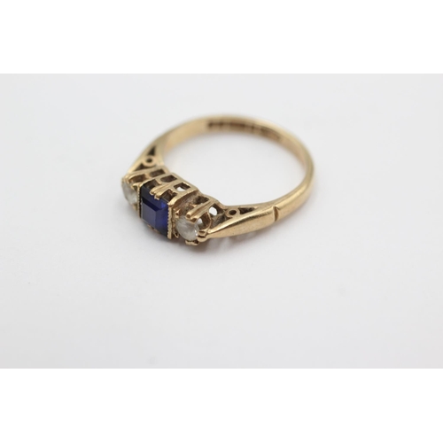 1050 - A hallmarked Birmingham 9ct gold sapphire and synthetic spinel trilogy ring, size M - approx. gross ... 