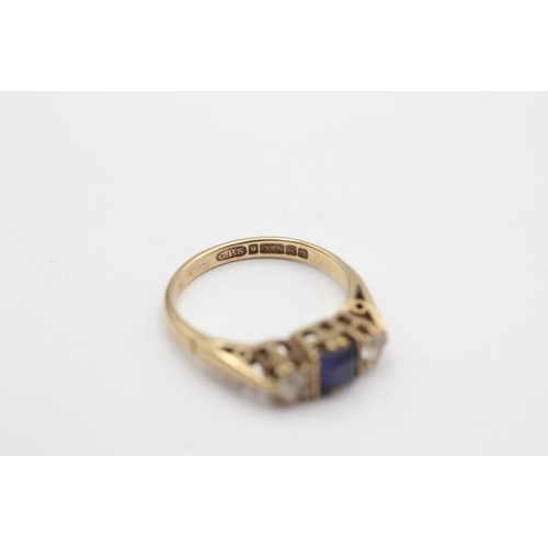 1050 - A hallmarked Birmingham 9ct gold sapphire and synthetic spinel trilogy ring, size M - approx. gross ... 