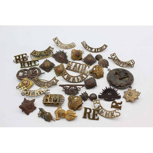 1082 - A collection of assorted vintage military cap badges to include R. West Kent, Royal Berks etc.