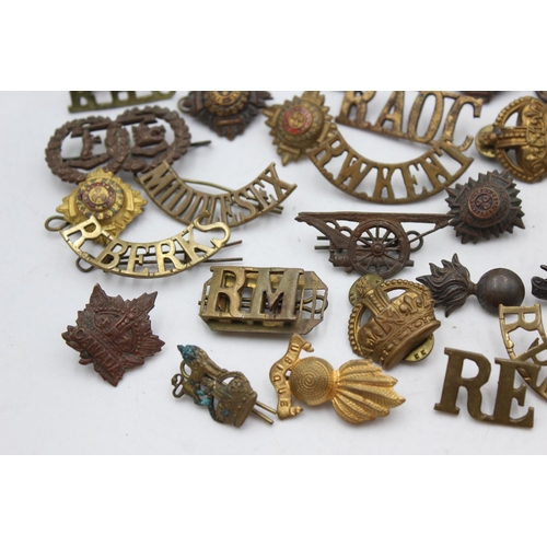 1082 - A collection of assorted vintage military cap badges to include R. West Kent, Royal Berks etc.