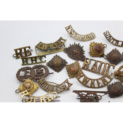 1082 - A collection of assorted vintage military cap badges to include R. West Kent, Royal Berks etc.