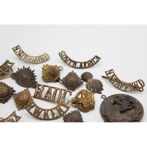 1082 - A collection of assorted vintage military cap badges to include R. West Kent, Royal Berks etc.