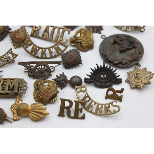 1082 - A collection of assorted vintage military cap badges to include R. West Kent, Royal Berks etc.