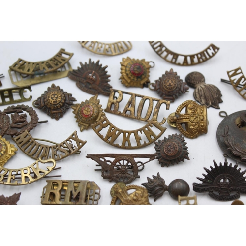 1082 - A collection of assorted vintage military cap badges to include R. West Kent, Royal Berks etc.