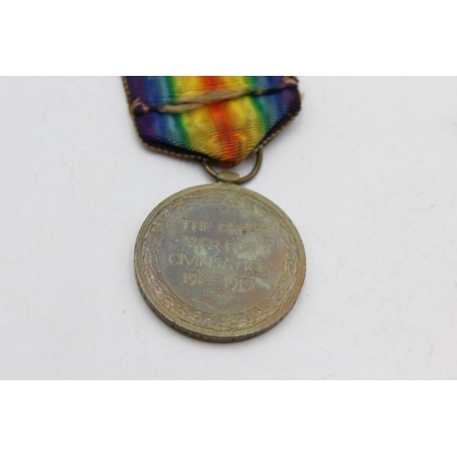 1086 - A WWI medal pair with original ribbons presented to G-37055 PTE. B. Ostorne R. Sussex Regt.