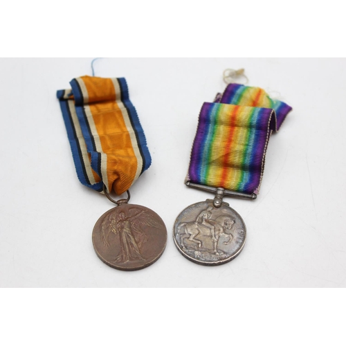 1093 - A WWI medal pair with original ribbons presented to 2350 GNR. G. Duke R.A.