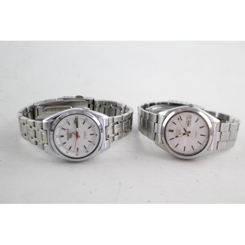 1122 - Two Seiko 5 automatic men's wristwatches - one ref. 7S26-00N0 and one 7S26-0440