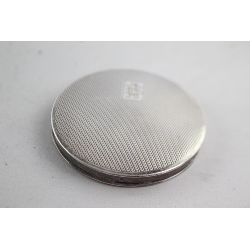 1166 - A vintage H Clifford Davis Ltd. hallmarked Birmingham sterling silver vanity compact, dated 1946 - a... 