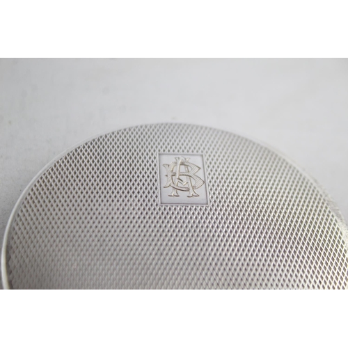 1166 - A vintage H Clifford Davis Ltd. hallmarked Birmingham sterling silver vanity compact, dated 1946 - a... 