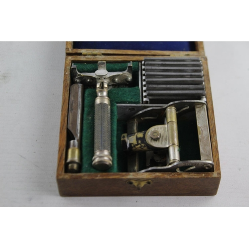 1258 - A cased 1930s Wilkinson Sword 7 day men's grooming razor