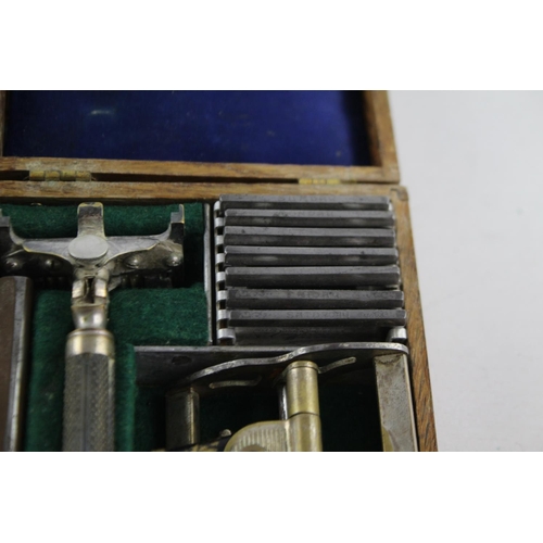 1258 - A cased 1930s Wilkinson Sword 7 day men's grooming razor