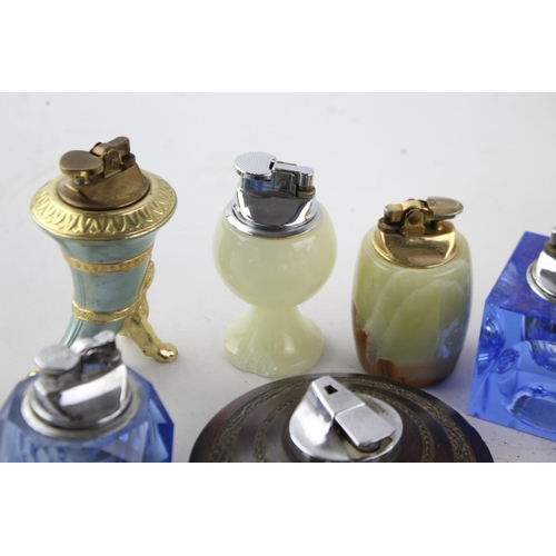 208 - A collection of assorted vintage table lighters to include Ronson, Colibri, Knight, Guinness etc.