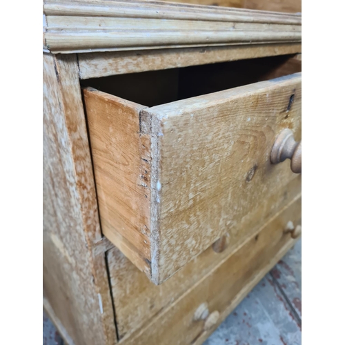 274 - A Victorian pine chest of two short over two long drawers - approx. 94cm high x 88cm wide x 43cm dee... 