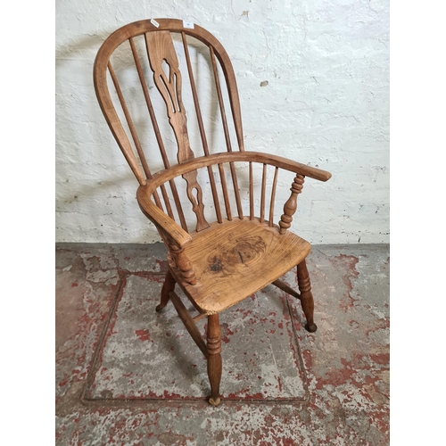 386 - A 19th century elm Windsor armchair - approx. 99cm high x 60cm wide x 37cm deep