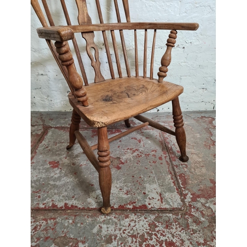 386 - A 19th century elm Windsor armchair - approx. 99cm high x 60cm wide x 37cm deep