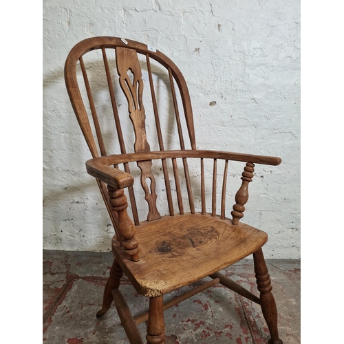 386 - A 19th century elm Windsor armchair - approx. 99cm high x 60cm wide x 37cm deep