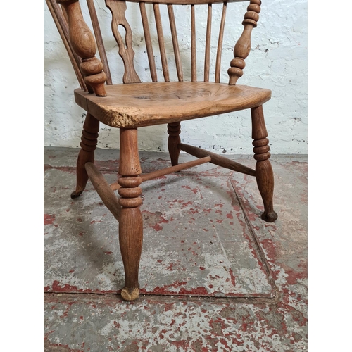 386 - A 19th century elm Windsor armchair - approx. 99cm high x 60cm wide x 37cm deep