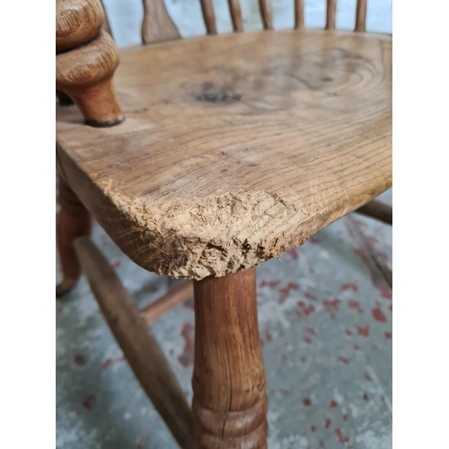 386 - A 19th century elm Windsor armchair - approx. 99cm high x 60cm wide x 37cm deep