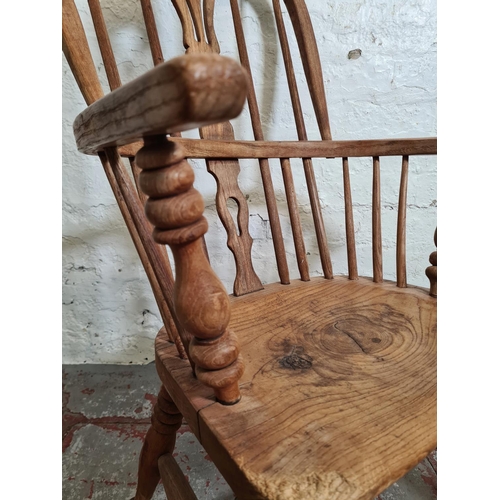 386 - A 19th century elm Windsor armchair - approx. 99cm high x 60cm wide x 37cm deep