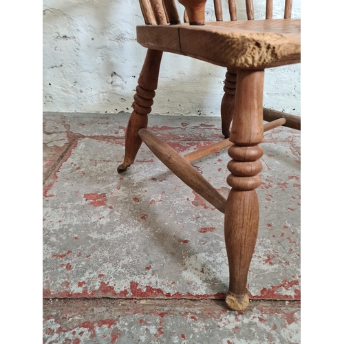 386 - A 19th century elm Windsor armchair - approx. 99cm high x 60cm wide x 37cm deep