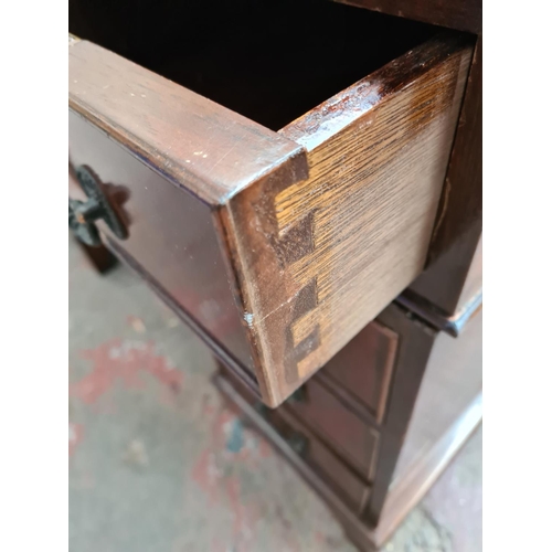 399 - A 19th century style mahogany pedestal desk with eight drawers and green leather writing surface - a... 