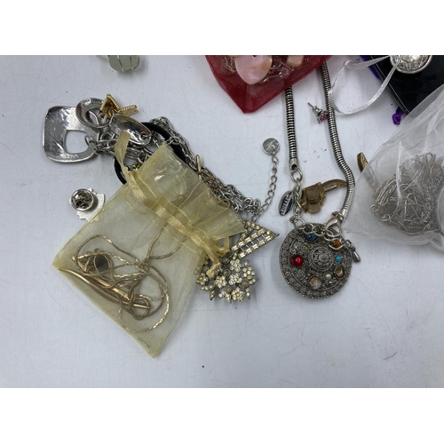 109 - A collection of assorted costume jewellery to include 925 silver chain, antique style white metal an... 