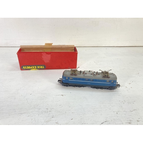 72 - A vintage boxed Trix Express H0 - 2231 E10003 overhead electrical locomotive