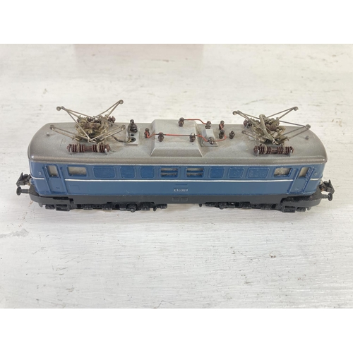 72 - A vintage boxed Trix Express H0 - 2231 E10003 overhead electrical locomotive
