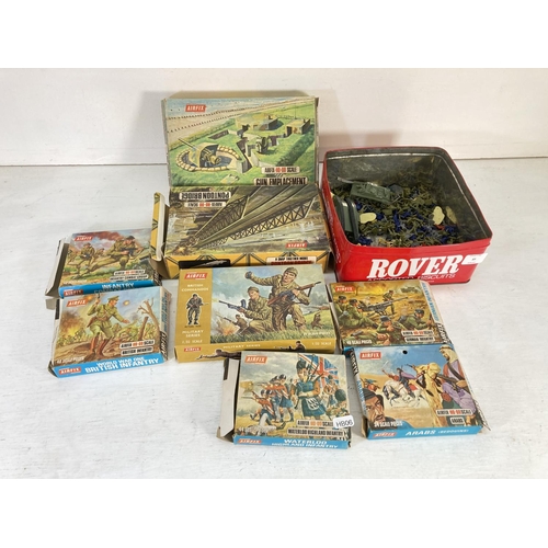 85 - A collection of various vintage boxed Airfix model kits to include HO-OO scale gun M placement kit, ... 