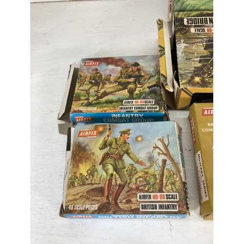 85 - A collection of various vintage boxed Airfix model kits to include HO-OO scale gun M placement kit, ... 