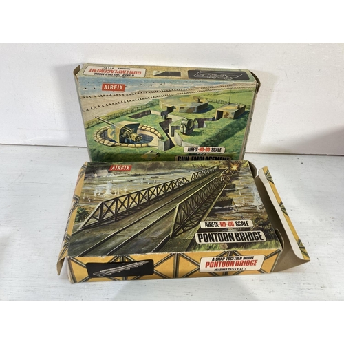 85 - A collection of various vintage boxed Airfix model kits to include HO-OO scale gun M placement kit, ... 