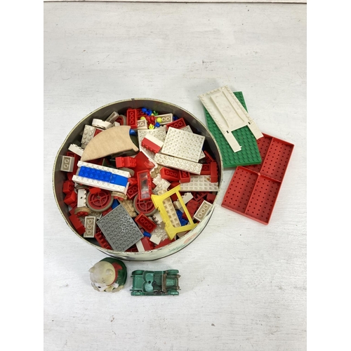 86 - A collection of assorted Lego