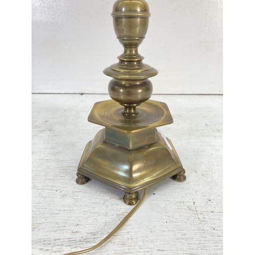 190 - A Victorian brass table lamp - approx. 40cm high