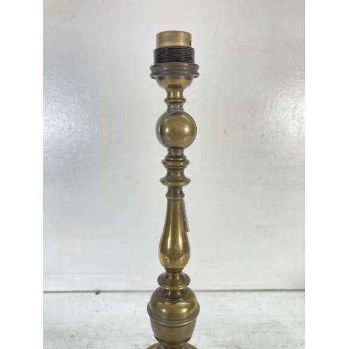 190 - A Victorian brass table lamp - approx. 40cm high