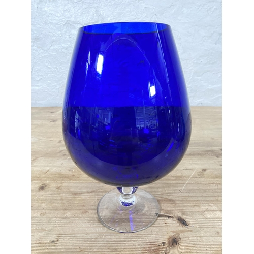 58 - Five various pieces of glassware to include 28.5cm blue and clear vase, 17.5cm teal vase etc.