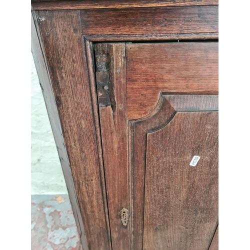 428 - A George III oak wall mountable corner cabinet with brass H hinges - approx. 99cm high x 82cm wide x... 