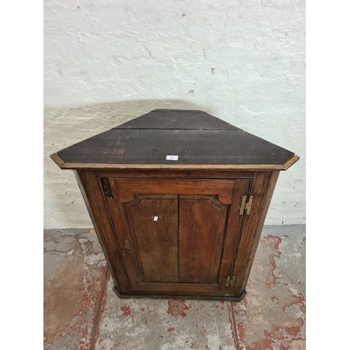 428 - A George III oak wall mountable corner cabinet with brass H hinges - approx. 99cm high x 82cm wide x... 