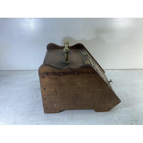 224 - An Edwardian oak and brass coal scuttle - approx. 37cm high x 33cm wide x 46cm deep