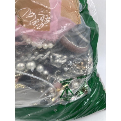 122 - Approx. 10kg of costume jewellery to include bangles, necklaces, rings, earrings etc.